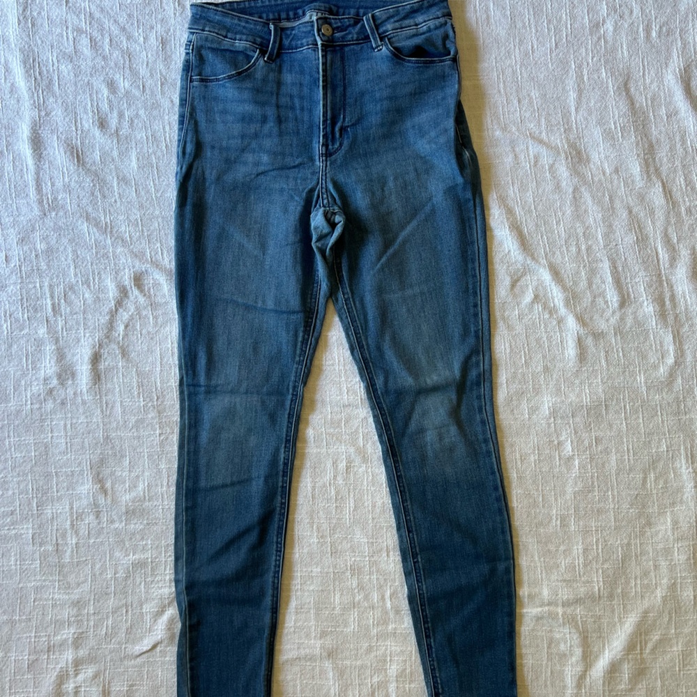Old Navy: Mid-Rise Rockstar Super-Skinny Jeans (Size 8)